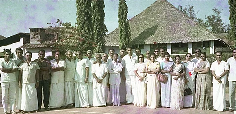 ഒരു പ്രാവശ്യം കൂടി ചിത്രമൊന്നു സൂക്ഷിച്ചു നോക്കിയിട്ട് പറയൂ..., സോഷ്യൽ മീഡിയ വൈറലാക്കിയ അപൂർവ ഗ്രൂപ്പ് ഫോട്ടോക്ക് പിന്നിലെ ചരിത്രം,