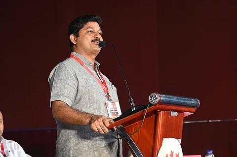 മാധ്യമങ്ങള് ഉയർത്തിപ്പിടിക്കേണ്ടത് മാനവികതയുടെ രാഷ്ട്രീയമെന്ന് എം സ്വരാജ്