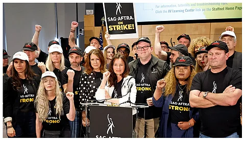 ഹോളിവുഡ് സ്തംഭിക്കുന്നു; തിരക്കഥാകൃത്തുക്കൾക്ക് പിന്തുണയുമായി അഭിനേതാക്കൾ, അറുപത് വർഷത്തിന് ശേഷമുള്ള വലിയ സമരം
