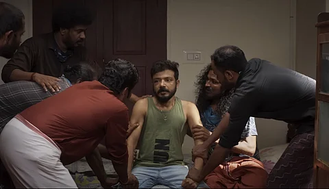 'എനിക്ക് മദ്യം താ, എനിക്ക് മദ്യം വേണം' ; കൊറോണ ധവാൻ സ്നീക്ക് പീക്ക്