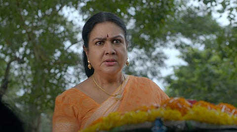 ഫ്രെയിം നിറഞ്ഞ് ഉര്വശി, ചിരിപ്പിച്ച് ജലധാരയിലെ ഗാനം
