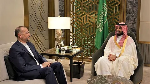 സൗദി അറേബ്യയിലെത്തിയ ഇറാന് വിദേശ കാര്യമന്ത്രിക്ക് ഊഷ്മള വരവേല്പ്