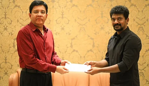 'ജയിലർ വിജയാഘോഷം'; നെൽസൺ ദിലീപ് കുമാറിന് ചെക്ക് കെെമാറി നിർമാതാവ് കലാനിധി മാരൻ