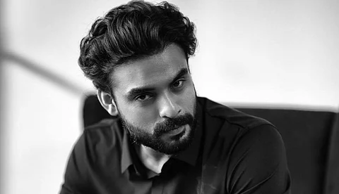 ഷൂട്ടിങ്ങിനിടെ നടൻ ടോവിനോ തോമസിന് പരിക്ക്; നടികർ തിലകം സിനിമയുടെ ചിത്രീകരണം നിർത്തി വച്ചു