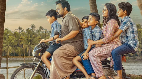 സുബീഷ് സുധി നായകനായ 'ഒരു ഭാരത സർക്കാർ ഉല്പന്നം', ബൈക്കിൽ ആറംഗ കുടുംബത്തിന്റെ യാത്രയുമായി ഫസ്റ്റ് ലുക്ക്