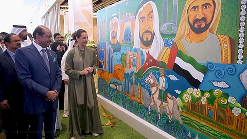 ചിത്രം ആസ്വദിക്കുന്ന യുഎഇ മന്ത്രി മറിയം ബിൻത് മുഹമ്മദ് സയീദ് ഹരേബ് അൽംഹെരിയും എം എ യൂസഫലിയും