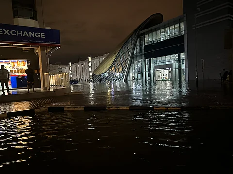 യുഎഇയിലെങ്ങും കനത്ത മഴ, റെഡ് അലർട്ട്