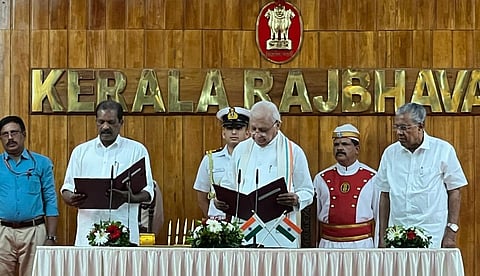 സത്യപ്രതിജ്ഞയ്ക്കു ശേഷമുള്ള ചായ സത്കാരത്തില് ഹസ്തദാനം നല്കി മുഖ്യമന്ത്രിയും ഗവര്ണറും