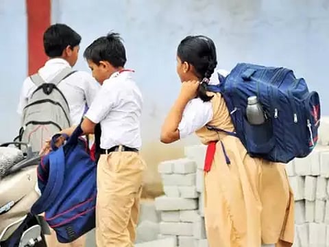 ചുമലിലെ ഓവര് ലോഡ് ഇനി വേണ്ട! സ്കൂള് ബാഗുകളുടെ ഭാരം കുറയ്ക്കാനൊരുങ്ങി വിദ്യാഭ്യാസ വകുപ്പ്