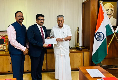 എം.എ യൂസഫലി പ്രഖ്യാപിച്ച അഞ്ച് കോടി രൂപയുടെ ധനസഹായം മുഖ്യമന്ത്രിക്ക് കൈമാറുന്നു