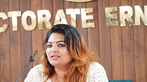 പ്രൊഡ്യൂസേഴ്സ് അസോസിയേഷനിൽ പൊട്ടിത്തെറി, അമ്മ ഷോയിൽ വിലക്ക് ഉണ്ടായി; ഹേമ കമ്മിറ്റിയിൽ യോഗം പ്രഹസനം; കത്തയച്ച് വനിതാ നിർമ്മാതാക്കൾ