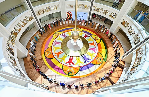 ഓണത്തിന് കൂറ്റന് പൂക്കളമൊരുക്കി ആരോഗ്യപ്രവർത്തകർ