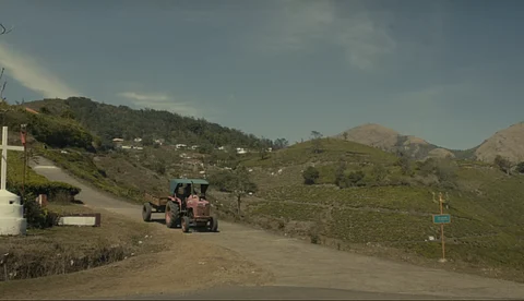 താരാട്ടും പോരാട്ടവും ഒരു പാട്ടില് ഇഴചേരുമ്പോള്