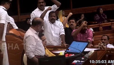 പ്രതിപക്ഷ ബഹളത്തെത്തുടര്ന്ന് സഭ പിരിഞ്ഞു, അടിയന്തര പ്രമേയം മുടങ്ങി, ഒളിച്ചോടിയെന്ന് ഭരണപക്ഷം; നിയമസഭയില് നടന്നത്