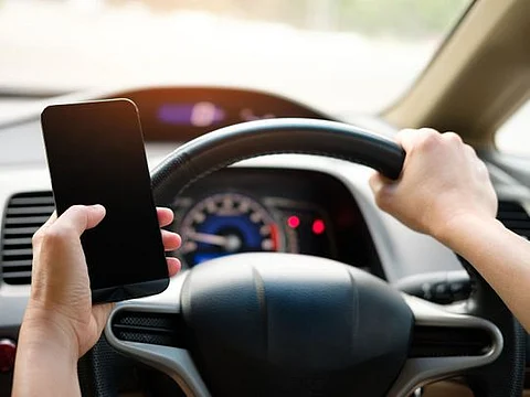 ഡ്രൈവിങ്ങിനിടെ മൊബൈല് ഫോണ് ഉപയോഗിച്ചാല് 30 ദിവസം വാഹനം പിടിച്ചെടുക്കാന് ദുബായ് പോലീസ്