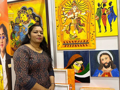 ഷാർജ പുസ്തകോത്സവത്തില് മ്യൂറല് ചിത്രങ്ങളൊരുക്കി സ്മിത