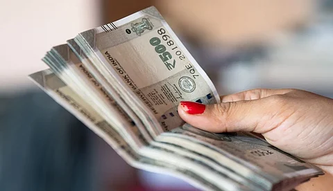 സാമൂഹ്യസുരക്ഷാ പെന്ഷന് അനധികൃതമായി കൈപ്പറ്റി സര്ക്കാര് ജീവനക്കാരും കോളേജ് അധ്യാപകരും; പലിശയടക്കം തിരിച്ചു പിടിക്കാന് നിര്ദേശം