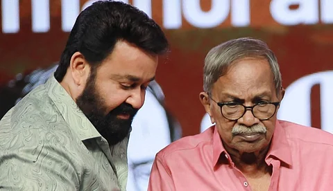 'എംടി സാർ എനിക്ക് ആരായിരുന്നു എന്ന് പറയാൻ പോലും ആവുന്നില്ല. എല്ലാം ആയിരുന്നു എന്നുപറഞ്ഞാലും കുറഞ്ഞുപോവും': മോഹൻലാൽ