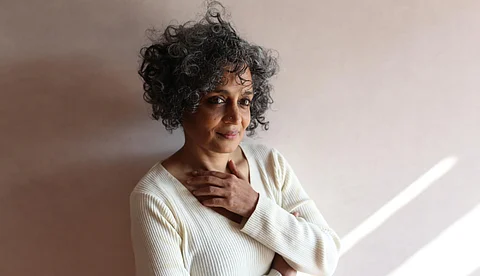 'ഹേമകമ്മിറ്റി റിപ്പോർട്ടിനെ എല്ലാവരും സൗകര്യപൂർവ്വം ഒഴിവാക്കുകയാണ്, ഇൻഡസ്ട്രിയിൽ എങ്ങനെ 16 സെക്കന്റ് സർവൈവ് ചെയ്യും': അരുന്ധതി റോയ്
