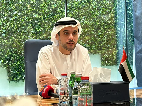 യൂണിയൻ കോപ് സിഇഒ മുഹമ്മദ് അൽ ഹാഷിമി വാർത്താ സമ്മേളനത്തിൽ സംസാരിക്കുന്നു