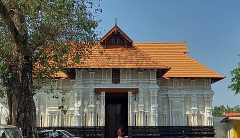 കൂടല്മാണിക്യം; ബ്രാഹ്മണ തന്ത്രിമാര് മനുഷ്യരല്ല, ജാതിഹിംസ വെച്ചുപുലര്ത്തുന്ന ജാതി ശരീരങ്ങള്