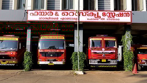 24 മണിക്കൂറും സേവനം, വിളി വന്നാൽ 20 സെക്കന്റിനുളിൽ വാഹനം ഗാരേജിൽ നിന്ന് പുറത്തിറങ്ങും, ഫയർ ഫോഴ്സ് പ്രവർത്തനങ്ങൾ ഇങ്ങനെ