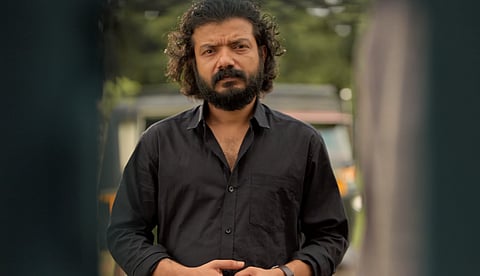 'ഈ നരകത്തില് നിന്നും എന്തായാലും നിന്നെ ഞാന് പുറത്തു കൊണ്ടുവരും'; ആസാദി ട്രെയിലര് പുറത്ത്