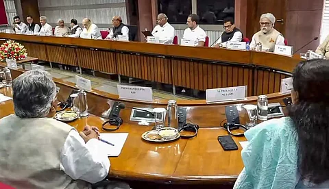 ഓപ്പറേഷന് സിന്ദൂര്, 100ലേറെ ഭീകരര് കൊല്ലപ്പെട്ടു, പ്രകോപനം തുടര്ന്നാല് പ്രതികരിക്കും; സര്വ്വകക്ഷിയോഗത്തില് രാജ്നാഥ് സിങ്