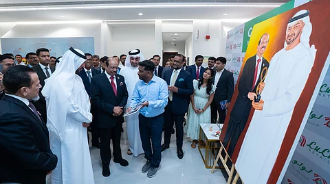 എം.എ യൂസഫലിക്ക് ഛായാചിത്രം സമ്മാനിച്ച് ചിത്രകാരൻ സരൺസ് ഗുരുവായൂർ