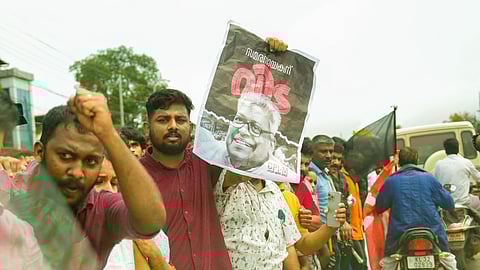 രണ്ട് കാരണങ്ങൾ കൊണ്ട് കൂടി വി എസ് അച്യുതാനന്ദൻ വർഗീയവാദിയെന്ന വ്യാഖ്യാനത്തെ ഞാൻ എതിർക്കും.