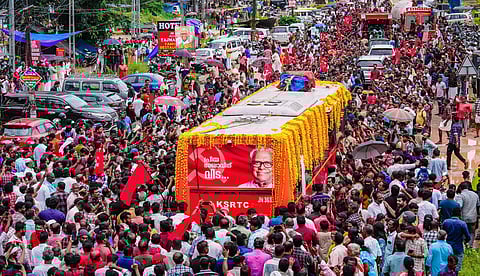 വേലിക്കകത്ത് വീട്ടിലേക്ക് വിലാപയാത്ര നീണ്ടത് 22 മണിക്കൂര്, കാത്തിരുന്നത് ആയിരങ്ങള്