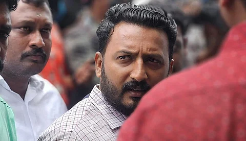 നിയമസഭാംഗത്തെ അറസ്റ്റ് ചെയ്യണമെങ്കില് നടപടികള് എങ്ങനെ? രാഹുല് മാങ്കൂട്ടത്തില് രാജിവെക്കേണ്ടി വരുമോ, അതോ അയോഗ്യനാകുമോ?