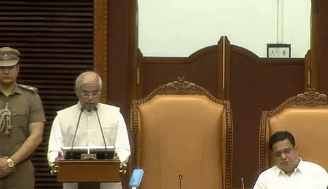 നയപ്രഖ്യാപനം തിരുത്തി ഗവര്ണര്, ഒഴിവാക്കിയ ഭാഗങ്ങള് വായിച്ച് മുഖ്യമന്ത്രി; അവസാന സമ്മേളനത്തിന്റെ ആദ്യദിനം നിയമസഭയില് നടന്നത്