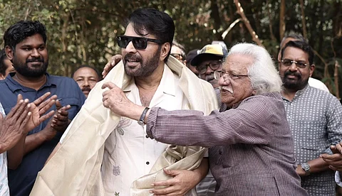 പത്മഭൂഷൺ മമ്മൂട്ടിക്ക് ആദരവുമായി അടൂർ ഗോപാലകൃഷ്ണൻ; പദയാത്ര ലൊക്കേഷനിൽ നിന്നുള്ള ചിത്രങ്ങൾ പുറത്ത്