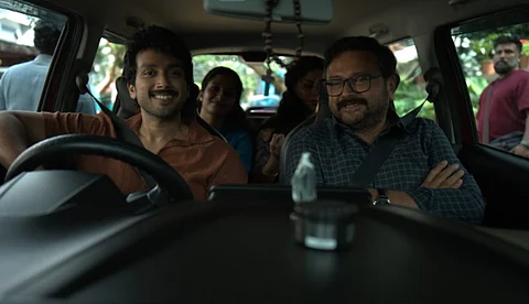 പ്രേക്ഷക ഹൃദയങ്ങൾ കീഴടക്കി ജയറാം - കാളിദാസ് ചിത്രം “ആശകൾ ആയിരം”