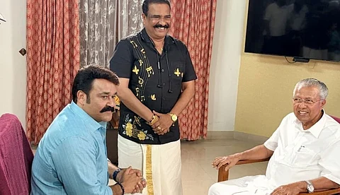 പിണറായിക്കാലത്തിനായി മോഹന്ലാലും കളത്തില്; മുഖ്യമന്ത്രിയുമായുള്ള അഭിമുഖം വരുന്നു