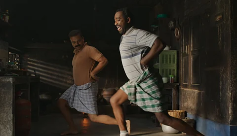 രതീഷ് ബാലകൃഷ്ണ പൊതുവാൾ രചിച്ച 'ഞാൻ ആൽക്കലി'; 'ഒരു ദുരൂഹ സാഹചര്യത്തിൽ' ആദ്യഗാനമെത്തി