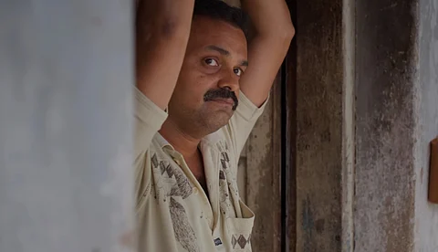 'ആരാടാ ഈ മാർക്കോസ്??';മിസ്റ്ററി നിലനിർത്തി 'ഒരു ദുരൂഹ സാഹചര്യത്തിൽ' പ്രൊമോ ടീസർ