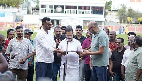 ലോകകപ്പ് പബ്ലിക് വ്യൂവിങ് അവകാശരേഖ ആഭ്യന്തര മന്ത്രി രമേശ് ചെന്നിത്തലയുടെ സാനിധ്യത്തിൽ കൈമാറുന്നു