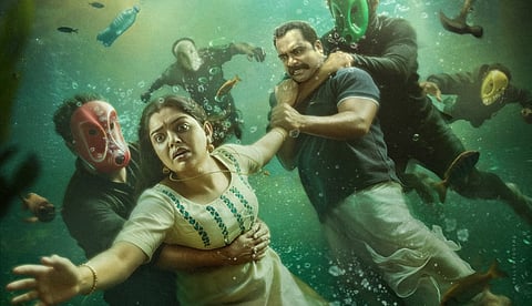 അണ്ടർ വാട്ടർ ആക്ഷനുമായി 'ധൂമകേതു'; സോഷ്യൽ മീഡിയയിൽ ചർച്ചയായി ഫസ്റ്റ് ലുക്ക്