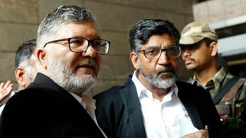 SC issues notice to J&K Govt on a plea by J&K HC Bar Association President challenging his detention under PSA