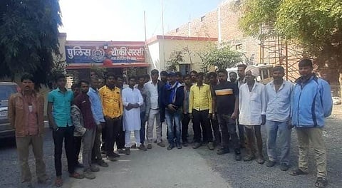 पीड़ित दलित युवक के साथ समुदाय के लोग पहुंचे थाने
