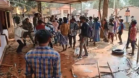 छत्तीसगढ़ के नारायणपुर व कोंडागांव ज़िले में ईसाई धर्म अपना चुके आदिवासियों और दूसरे पक्ष के आदिवासियों में संघर्ष बढ़ता जा रहा है।