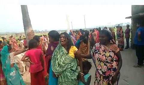 रोते हुए परिजन