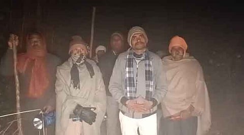 रात में जाग-जागकर खेतों में फसलों की रखवाली कर रहे किसान