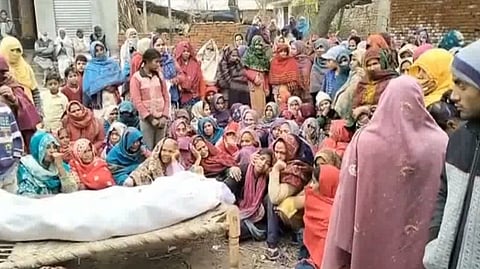 दलित महिला की चाकू से गोदकर हत्या, आरोपियों की गिरफ्तारी की मांग को लेकर परिजनों ने सड़क जाम किया