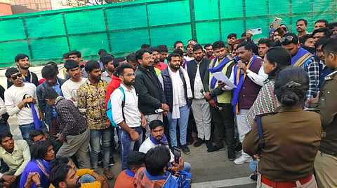 मांगों को लेकर प्रदर्शन कर रहे छात्र