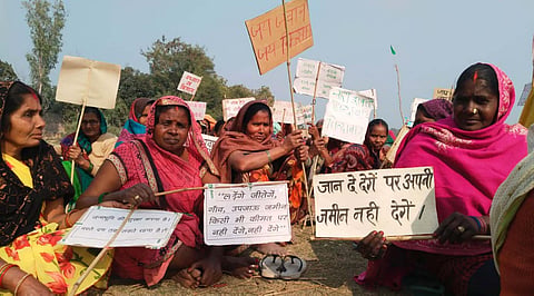धरने पर बैठीं महिलाएं