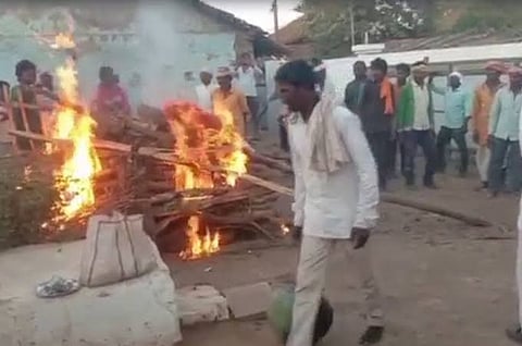 आदिवासी युवक की हत्या से आक्रोशित लोगों ने आरोपी के घर के सामने जलाया था शव