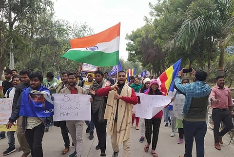 बीबीएयू लखनऊ के छात्रों ने पैदल मार्च निकाला
